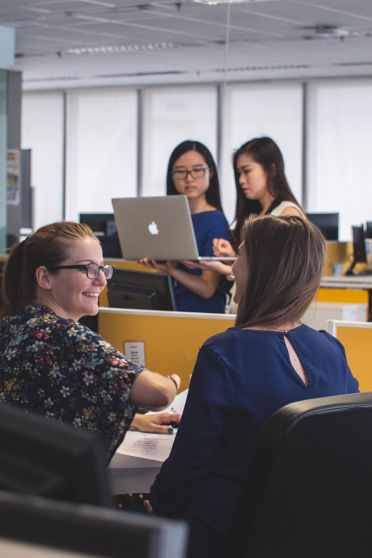 Delle dipendenti lavorano in un open space