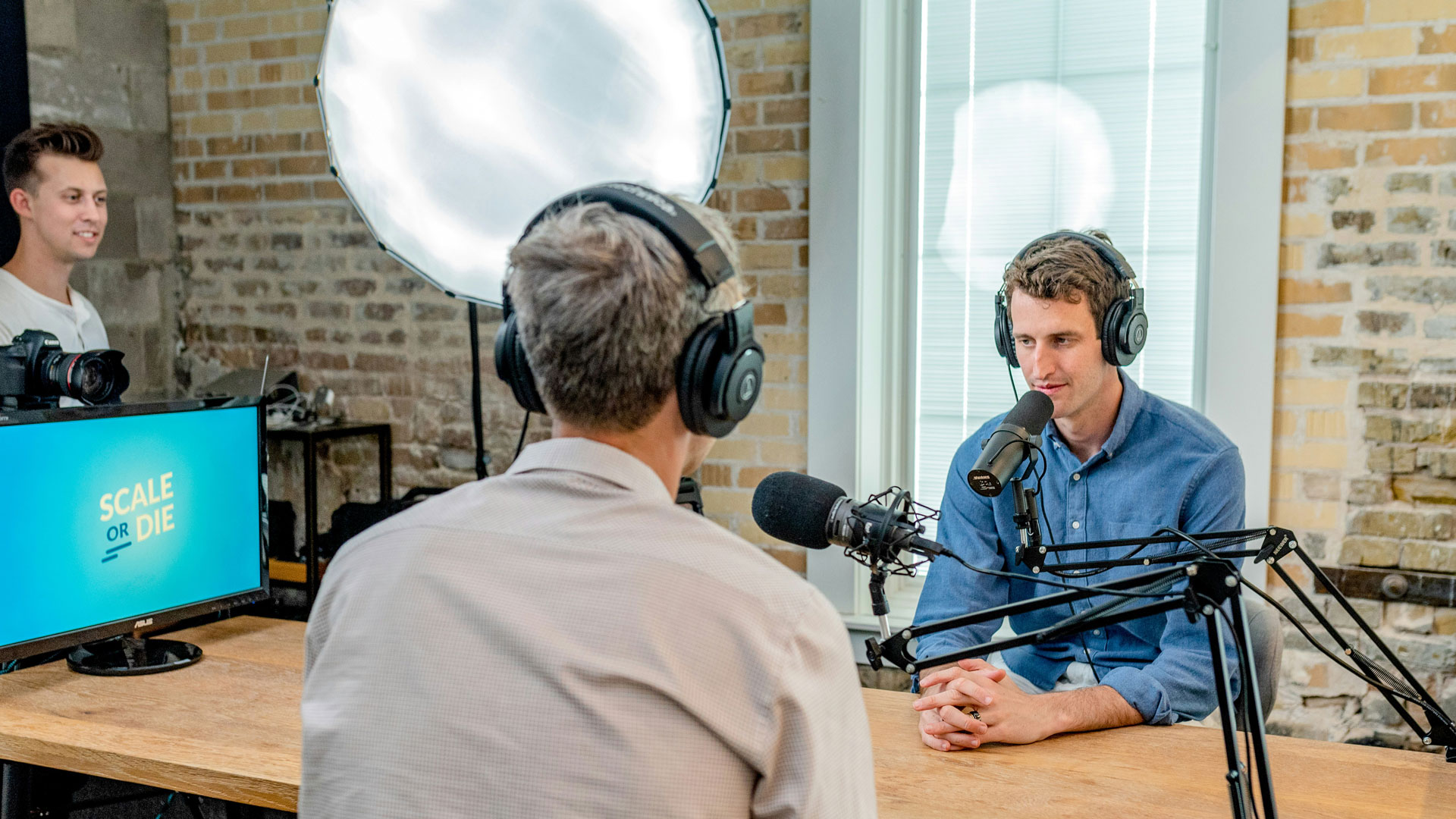 Conversation entre deux hommes professionnels pendant l'enregistrement d'un podcast B2B
