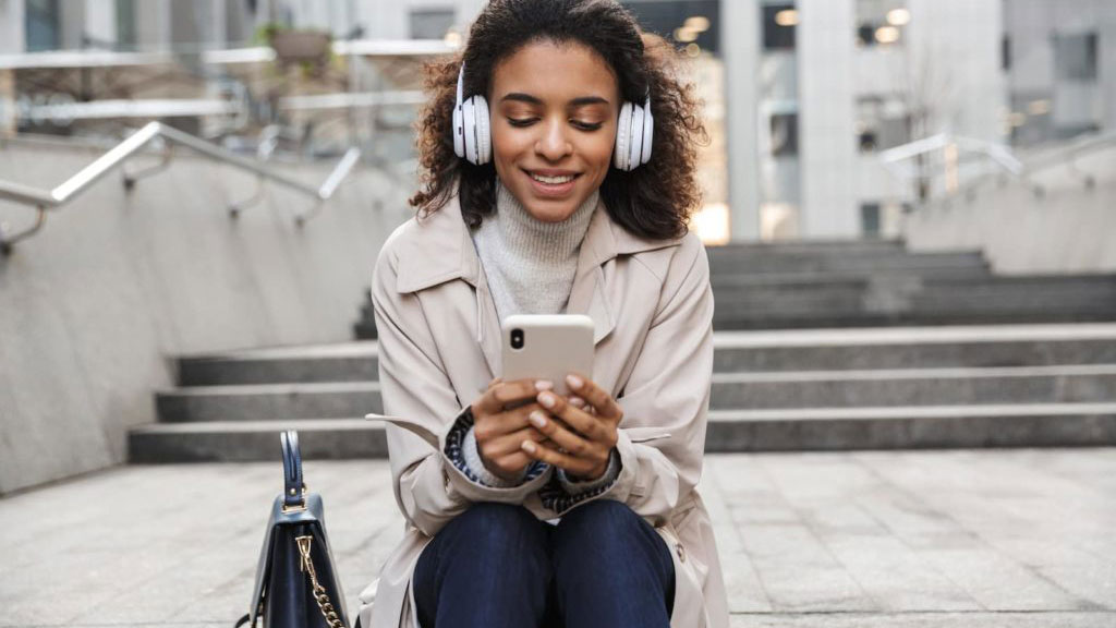 Interface de ChatGPT affichée sur un smartphone, illustrant les possibilités d'intégrer de la publicité sur ChatGPT pour les utilisateurs mobiles.