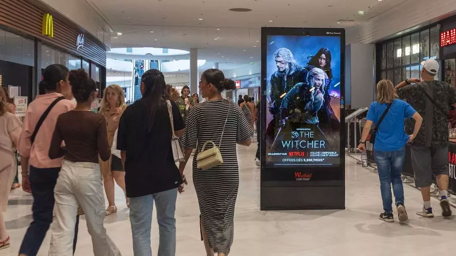 Interface de ChatGPT affichée sur un smartphone, illustrant les possibilités d'intégrer de la publicité sur ChatGPT pour les utilisateurs mobiles.